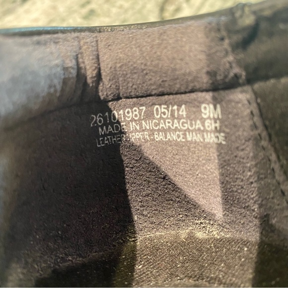 CLARKS (26101987) WOMEN'S "ESHA ESSY" BLACK LEATHER SLIP-ONS - SIZE 9M - Picture 10 of 16